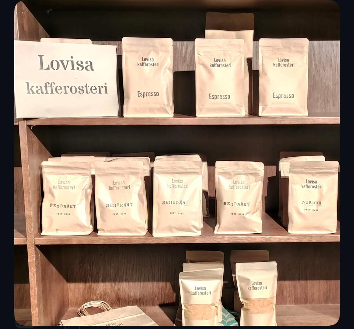 Lovisa Kafferosterin kahvipusseja myymälän hyllyllä.